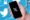 Une main tient un smartphone affichant le logo X
