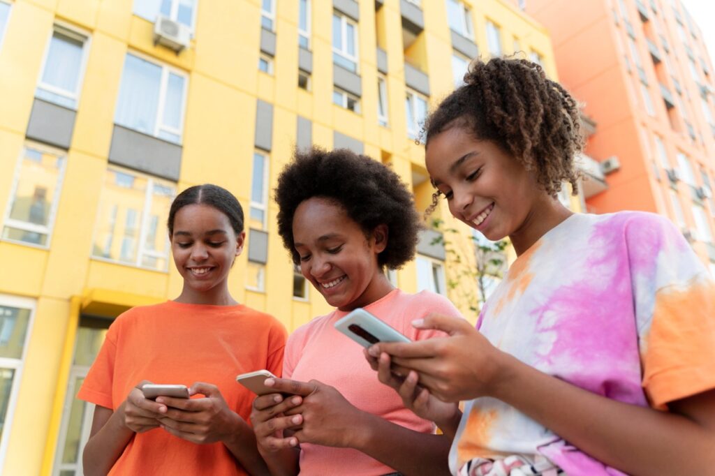 Adolescents utilisant TikTok, focus sur les enjeux de santé mentale et l'enquête parlementaire française.