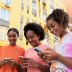 Adolescents utilisant TikTok, focus sur les enjeux de santé mentale et l'enquête parlementaire française.