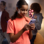 L'adoption des réseaux sociaux par les différentes générations en France, d’après une étude, souligne la dominance d'Instagram et TikTok chez les jeunes.