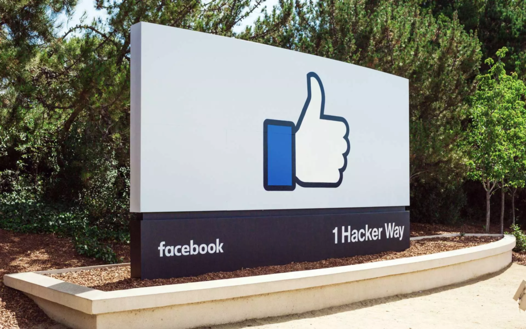 Évolution de Facebook : Du Réseau Social Initial au Géant des Médias