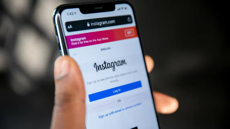 Les commentaires générés par l'IA pour des posts Instagram, illustrent l'innovation sociale numérique.