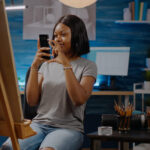 Créateur de contenu consultant Facebook Stories sur un smartphone, illustrant les opportunités de monétisation.