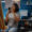 Créateur de contenu consultant Facebook Stories sur un smartphone, illustrant les opportunités de monétisation.