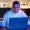 Homme utilisant LinkedIn sur un ordinateur portable, optimisant son profil pour un meilleur engagement et visibilité.