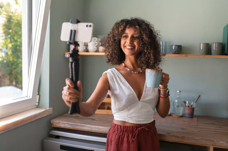 Interface de TikTok Studio montrant l'option multicaméra pour le streaming en direct.