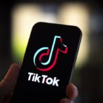 Logo TikTok sur écran de smartphone symbolisant sa persistance malgré une interdiction temporaire aux États-Unis, téléchargement, applications.