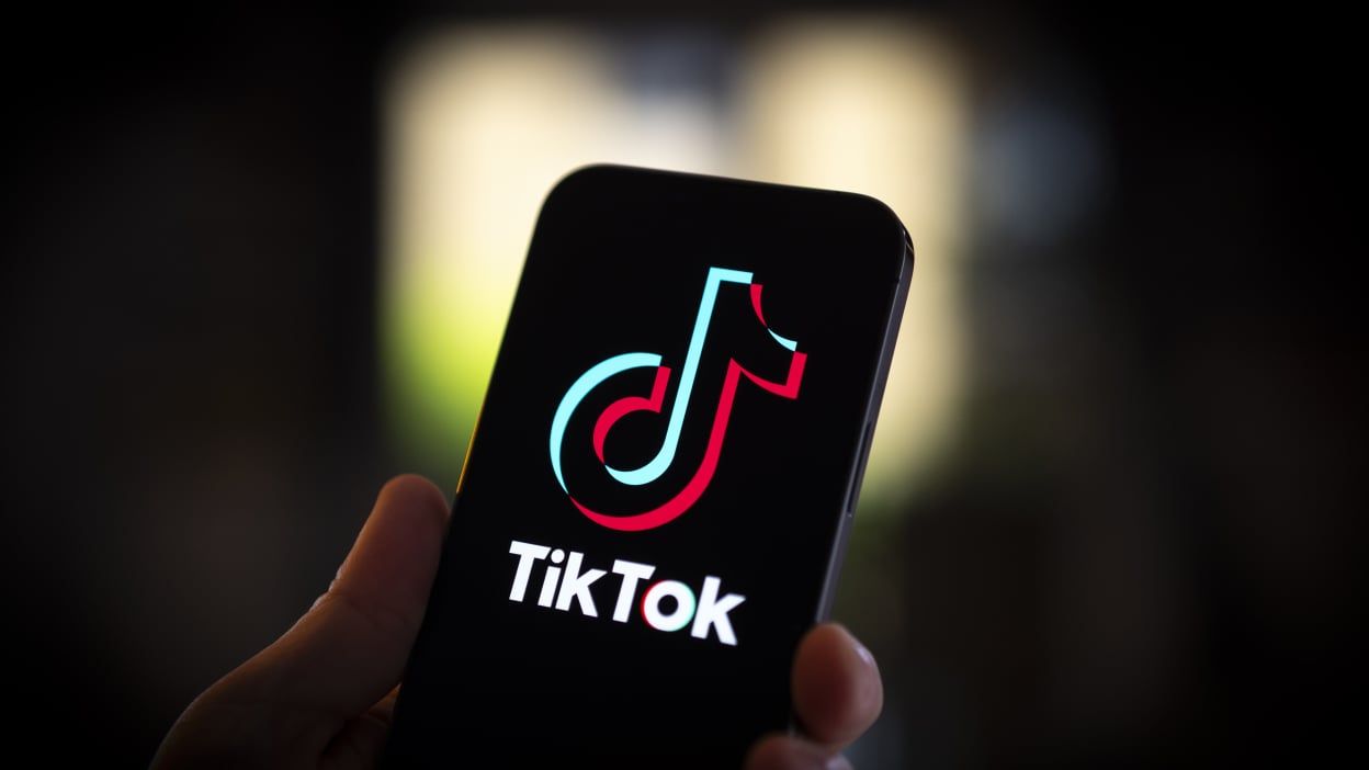 Logo TikTok sur écran de smartphone symbolisant sa persistance malgré une interdiction temporaire aux États-Unis, téléchargement, applications.