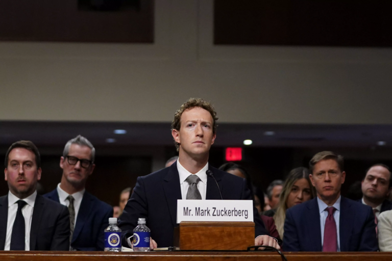 Mark Zuckerberg témoignant lors du procès de Meta contre la FTC au sujet des acquisitions d'Instagram et WhatsApp.