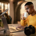 Créateur convertissant une vidéo YouTube longue en Short dynamique pour optimiser l'engagement.