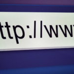 Image du logo Google avec des cookies, reflétant la décision d'annuler la suppression des cookies tiers dans Chrome.