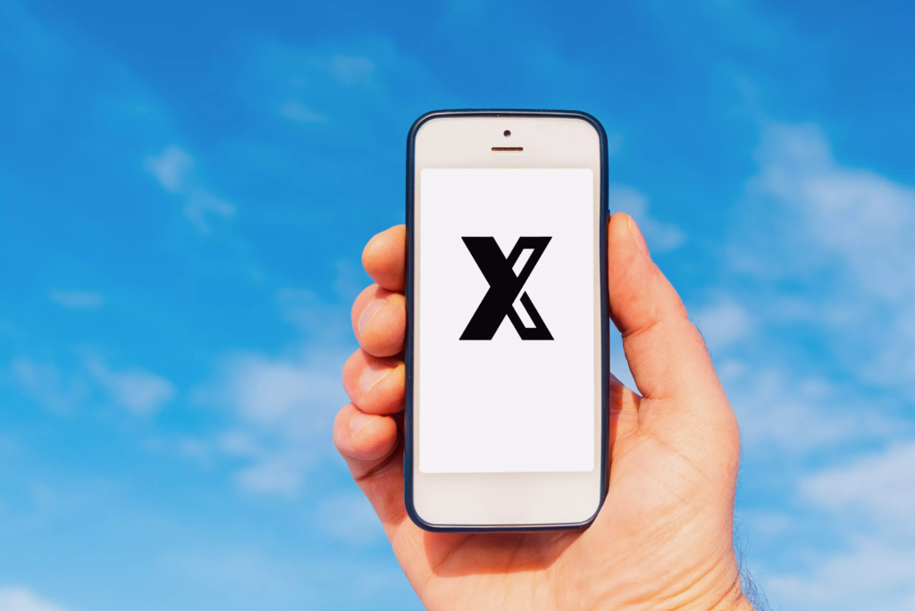 Interface repensée de lecture vidéo sur X affichant les statistiques dans une bande noire, format visuel optimisé, expérience utilisateur immersive.