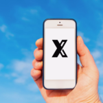 Interface repensée de lecture vidéo sur X affichant les statistiques dans une bande noire, format visuel optimisé, expérience utilisateur immersive.