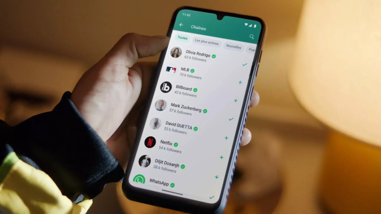 Smartphone montrant l'option confidentialité avancée dans WhatsApp pour sécuriser les discussions.