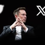 Elon Musk devant le logo X, transition de Twitter vers une application universelle.