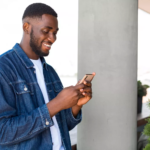 Un homme utilisant les nouveaux outils de quiz et réponses vocales sur Shorts de YouTube pour interagir.