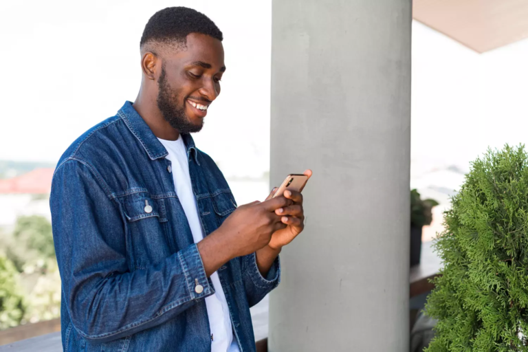 Un homme utilisant les nouveaux outils de quiz et réponses vocales sur Shorts de YouTube pour interagir.