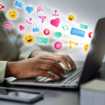 Community manager interagissant avec humour sur les réseaux sociaux, démontrant le rôle clé de l'engagement numérique.