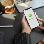 L'intégration de l'IA sécurisée dans WhatsApp via Private Processing, pour préserver la confidentialité des utilisateurs. Extrait : Meta renforce ses efforts pour l'intelligence artificielle en introduisant de nouvelles fonctionnalités pour plus de sécurité dans WhatsApp. Cette initiative vise à rassurer les 2,78 milliards d'utilisateurs de l'application en garantissant leur confidentialité tout en bénéficiant des avancées de l'AI.