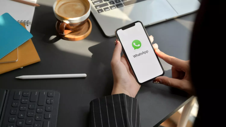 L'intégration de l'IA sécurisée dans WhatsApp via Private Processing, pour préserver la confidentialité des utilisateurs. Extrait : Meta renforce ses efforts pour l'intelligence artificielle en introduisant de nouvelles fonctionnalités pour plus de sécurité dans WhatsApp. Cette initiative vise à rassurer les 2,78 milliards d'utilisateurs de l'application en garantissant leur confidentialité tout en bénéficiant des avancées de l'AI.