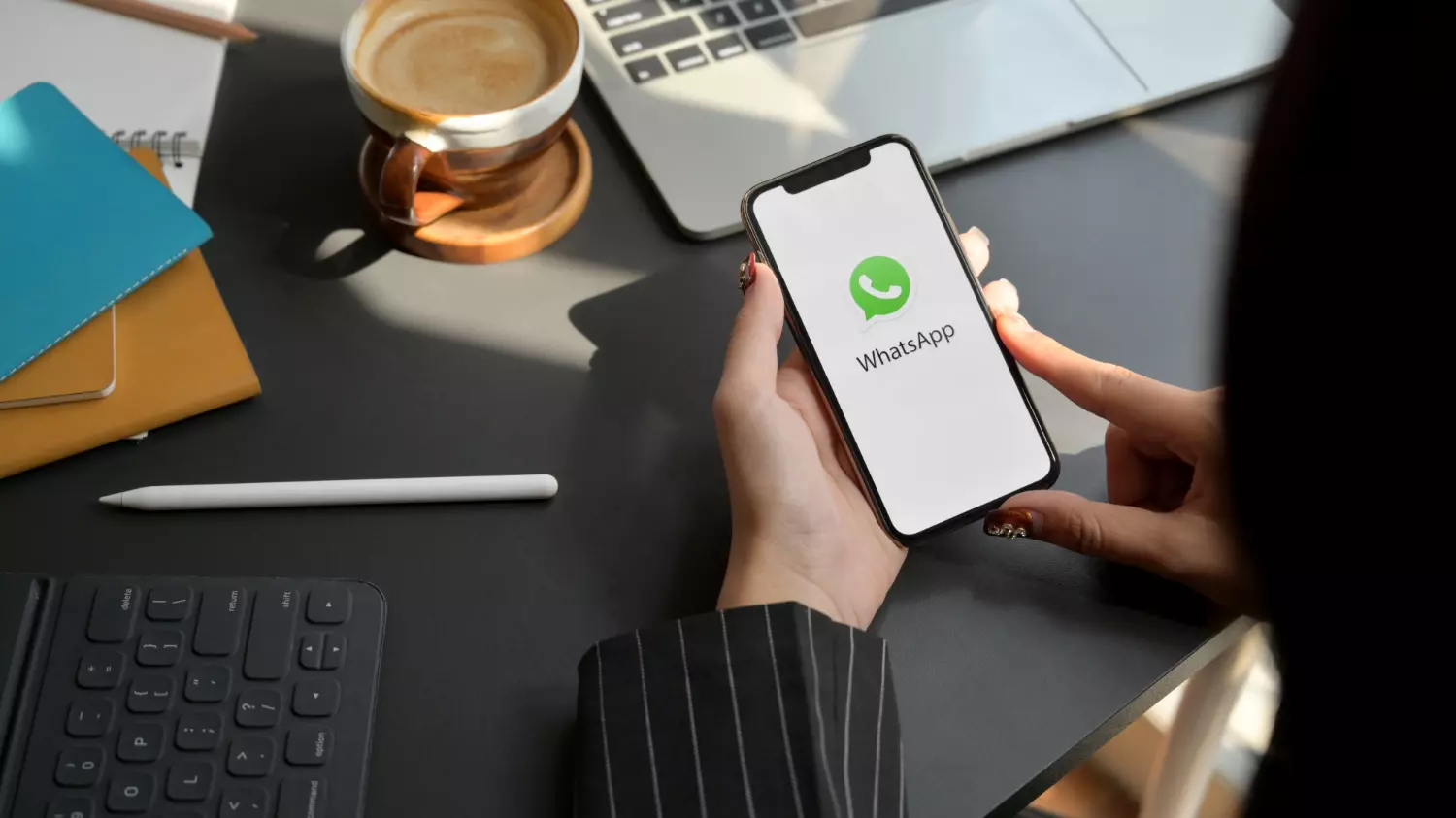 L'intégration de l'IA sécurisée dans WhatsApp via Private Processing, pour préserver la confidentialité des utilisateurs. Extrait : Meta renforce ses efforts pour l'intelligence artificielle en introduisant de nouvelles fonctionnalités pour plus de sécurité dans WhatsApp. Cette initiative vise à rassurer les 2,78 milliards d'utilisateurs de l'application en garantissant leur confidentialité tout en bénéficiant des avancées de l'AI.