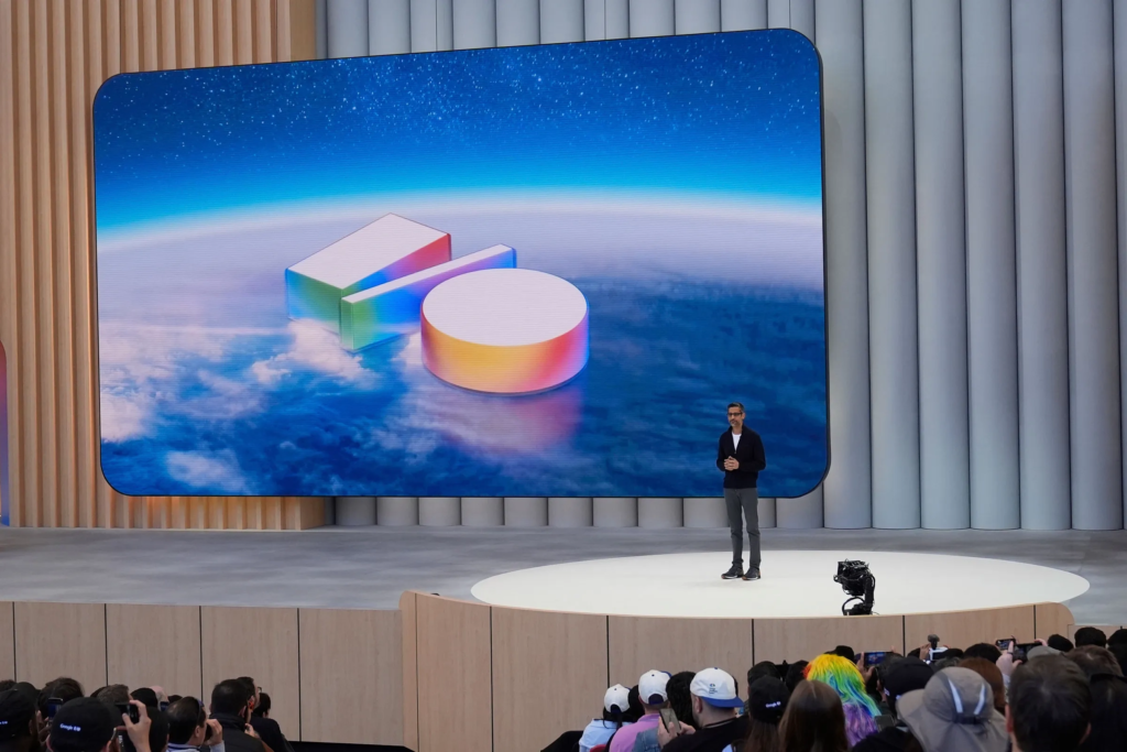 Scène du Google I/O 2025 avec le CEO de Google Sundar Pichai
