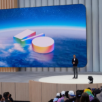 Scène du Google I/O 2025 avec le CEO de Google Sundar Pichai