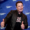 Une photo d’Elon Musk avec le pouce levé.