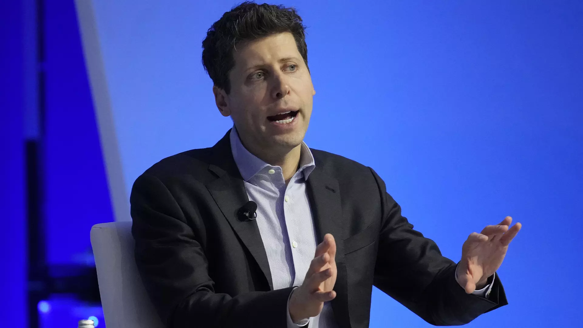 Sam Altman parle au public de la décision d'OpenAI de conserver son statut non lucratif, soulignant l'engagement envers une IA éthique.