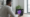 Homme regardant un ordinateur portable affichant une icône néon violette de hashtag sur un fond sombre. L'utilisateur semble analyser les données et l'algorithme d'Instagram pour optimiser sa stratégie de marketing digital en 2025.