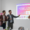 Une équipe de professionnels du marketing digital célèbre le succès d'une stratégie Instagram devant un écran affichant le logo des 15 ans de la plateforme.