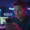 Jeune marketeur dans un bureau moderne, surpris par la nouvelle notification de statut WhatsApp sur son smartphone.
